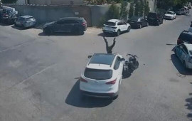Motosikletçiyə yol vermədi, qəzaya səbəb oldu 