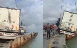 Bakıda TIR dənizə d&uuml;şmək təhl&uuml;kəsi ilə &uuml;zləşdi  VİDEO