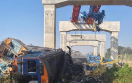 Tailandda kran qatarın &uuml;st&uuml;nə aşdı  &Ccedil;ox sayda &ouml;lən və yaralanan var