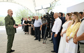 Prezident İlham Əliyevin Təzəbinə və Xanyurdu sakinləri ilə səmimi söhbəti  FOTO