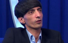 Balaəlinin boyunbağısı diqqət &ccedil;əkdi 