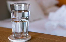 Yeməkdən əvvəl bir stəkan su içməyin orqanizmə təsiri 