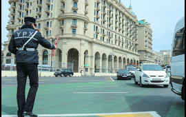 Yol Polisi s&uuml;r&uuml;c&uuml;lərə xəbərdarlıq etdi