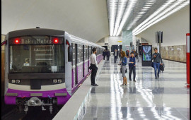 Bakı metrosunda gənc qızla oğlandan BİABIRÇI hərəkət  VİDEO