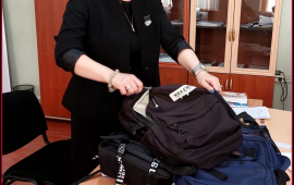 Azərbaycanda şagirdin çantasına girən müəllim