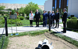 Prezident Vətən müharibəsi zamanı Ermənistan tərəfindən “Azərbaycan” İESə atılan raketin düşdüyü əraziyə baxıb  FOTO