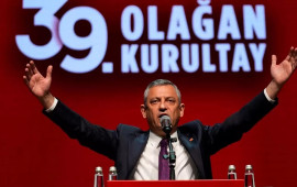 &Ouml;zg&uuml;r &Ouml;zel yenidən CHP sədri se&ccedil;ildi 