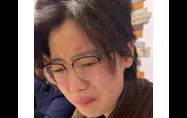 Badımcan turşusu yeyən &ccedil;inli qızdan qəribə REAKSİYA 