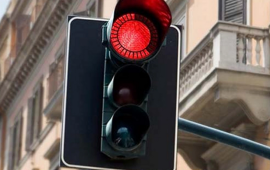 Qırmızıdan ke&ccedil;ən maşın avtobusa &Ccedil;IRPILDI 