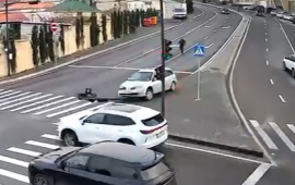 &Ouml;z&ouml;z&uuml;nə hərəkət edən avtomobil qəza t&ouml;rətdi 