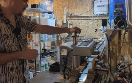 Ki&ccedil;ik d&uuml;kanı fabrikə &ccedil;evirdi: İldə 129 milyon qazanan gənc nəhəng şirkətlərə meydan oxuyur