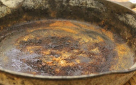 Soda və limona ehtiyac yoxdur: Tavadakı pası s&ouml;k&uuml;b atan m&ouml;c&uuml;zəvi &uuml;sul