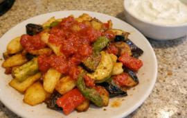 Sarımsaqlı Pomidor Souslu Qarışıq Qızartma: Tərəvəzləri təktək qızartmağın sirri