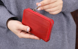 Salyanda pulu itən müəllim şagirdin pulqabısını yoxladığı üçün cəzalandırıldı