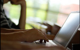 Komp&uuml;ter qarşısında uzun m&uuml;ddət oturmağın zərərləri