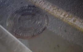 Bakıda bu yolda sürücülər kanalizasiya quyusuna düşürlər 