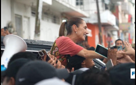 Sərxoş kişi Meksika prezidentini küçədə öpmək istədi  VİDEO  FOTO