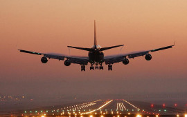 İstanbula uçan təyyarə Bakıda məcburi eniş etdi