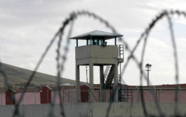 Ana həbsdəki oğlu üçün telefon keçirmək istədi...