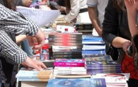 Yazı&ccedil;ı &ouml;z kitabını k&uuml;&ccedil;ədə, meydanda sata bilməz 