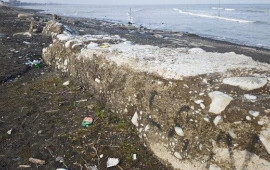 Xəzər geri &ccedil;əkildi, nəhəng beton b&uuml;n&ouml;vrələr &uuml;zə &ccedil;ıxdı 