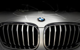 "BMW" y&uuml;z minlərlə avtomobili geri &ccedil;ağırır