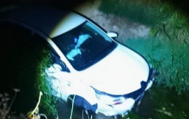 Taksi suya d&uuml;şd&uuml;  Ana və &ouml;vladı son anda XİLAS OLUNDU 