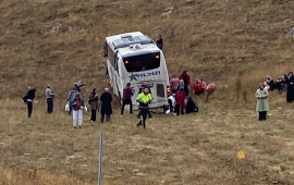 Türkiyədə sərnişin avtobusu yük maşını ilə toqquşdu  Çox sayda yaralı var