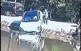 Çin avtomobili avtopark rejimində suya düşdü  VİDEO