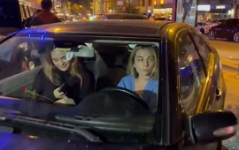 Aktrisa gül satan uşağı maşınla vurub hadisə yerindən belə qaçdı 