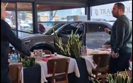 T&uuml;rkiyəli m&uuml;ğənni maşını ilə restorana &ccedil;ırpıldı  FOTO