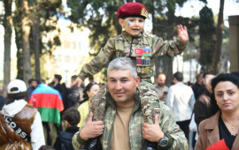 Vətən Müharibəsindəki Zəfərin 5 illiyinə həsr olunan hərbi paradla bağlı əhali Azadlıq meydanına toplaşır  FOTO