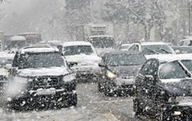 Bakıda yollar və səkilər qardan təmizlənir