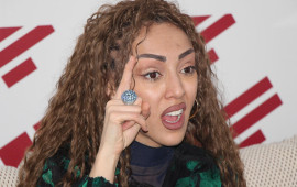 Ofelya aparıcı ilə "qırğına çıxdı": stəkanı yerə çırparaq sındırdı 