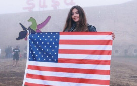 Van Dammın gəlini Amerika bayrağı ilə Şuşada  FOTO