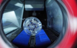 Topladıqları plastik ş&uuml;şələrlə ev satın alırlar