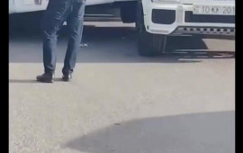 Bakıda bahalı QƏZA: avtobus 2 l&uuml;ks avtomobilin arasında qaldı 