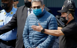 Tramp həbs olunan prezidenti əfv etdi