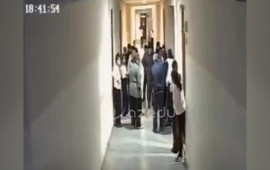 Boğazında &ccedil;&ouml;rək qalan şagirdi belə xilas etdilər  Anbaan g&ouml;r&uuml;nt&uuml;lər