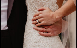 Toyda gəlinin bəyə sərt reaksiyası G&Uuml;NDƏM OLDU 