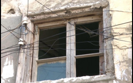 Bakıda bu binanın sakinləri qorxu içində yaşayır