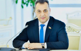 Vüqar İskəndərov Yunus Oğuzu 65 yaş münasibətilə təbrik edib