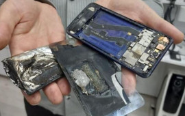 Telefonun batareyası əlində PARTLADI 