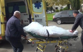 Həkim əməliyyat zamanı 60 yaşlı kişinin bağırsağını kəsib? 