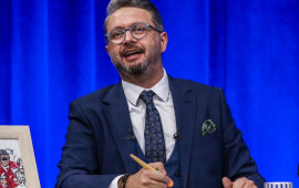 &Ouml;z&uuml;ndən 16 yaş ki&ccedil;ik fenomenlə sevgilidir  FOTO