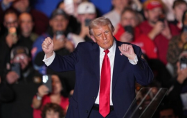 Tramp mitinqdən sonra məşhur rəqsini təkrarladı  VİDEO