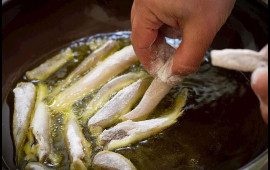 Balıq qızardarkən qoxunun yayılmasının qarşısını alan 5 təsirli &uuml;sul