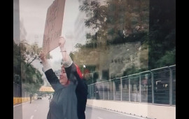 “Varlı xarici kişi axtarıram” yazıb, Bakı küçələrinə düşdü 