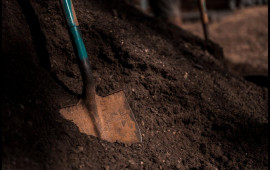 İsmayıllıda qeyriadi adət: &Ouml;lən adamı &ouml;z həyətində basdırıblar