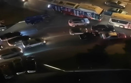 Bakıda taksi sürücüsü təhlükə saçdı: Ətrafdakı maşınları əzdi 